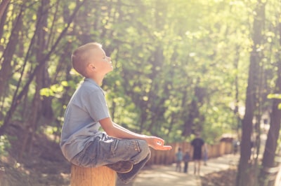 alt="太陽の光を浴びる少年"